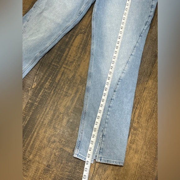 Hollister Vintage Curvy High Rise Jeans - Picture 12 of 12